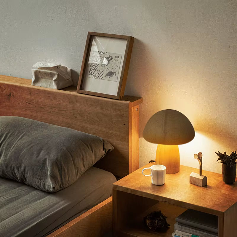 Lámpara seta en la mesita de noche junto a la cama