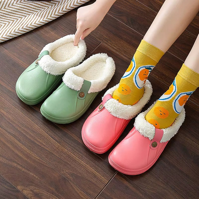 Pareja con zapatillas de casa con forro de pelo en verde y rosa